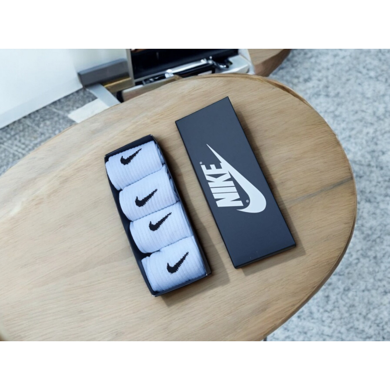 Подарунковий набір зимових шкарпеток NIKE, 4 пари білі, розмір 41-44